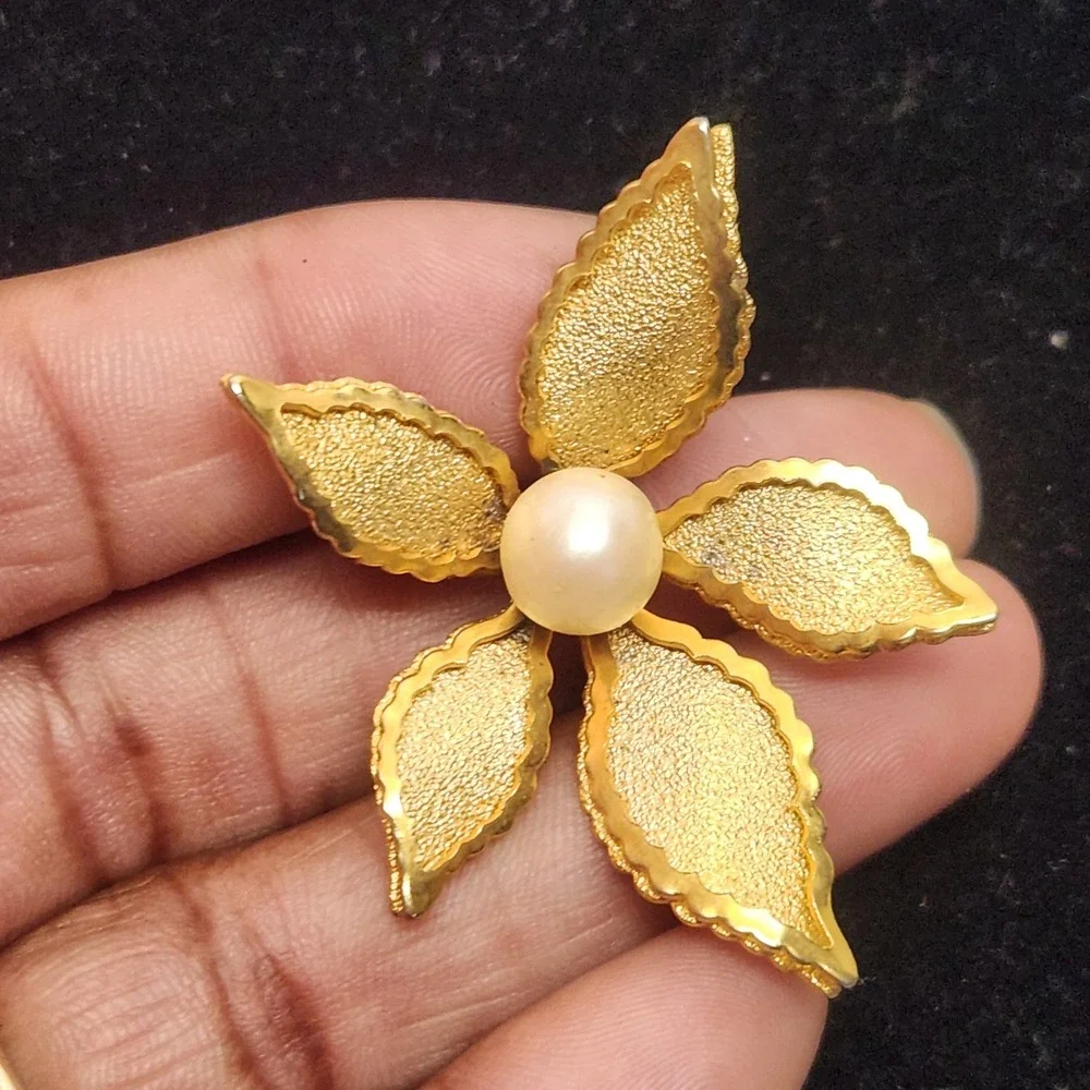 Vintage Gold Tone Textured Flower Brooch Faux Pearl Center Floral Pin H69